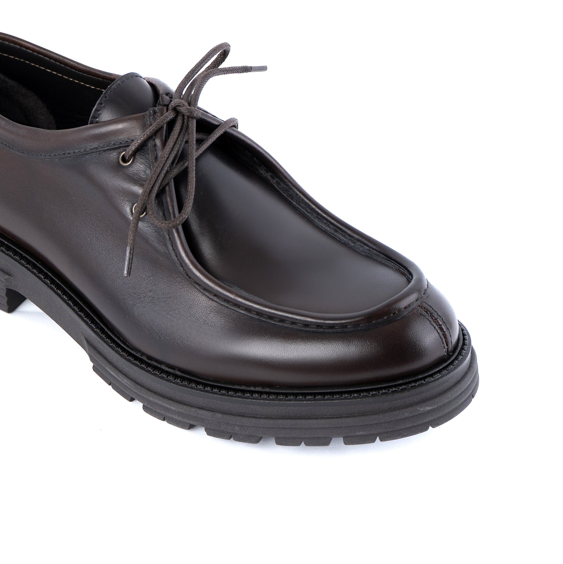 Vector ingeniero con cordones en piel genuina