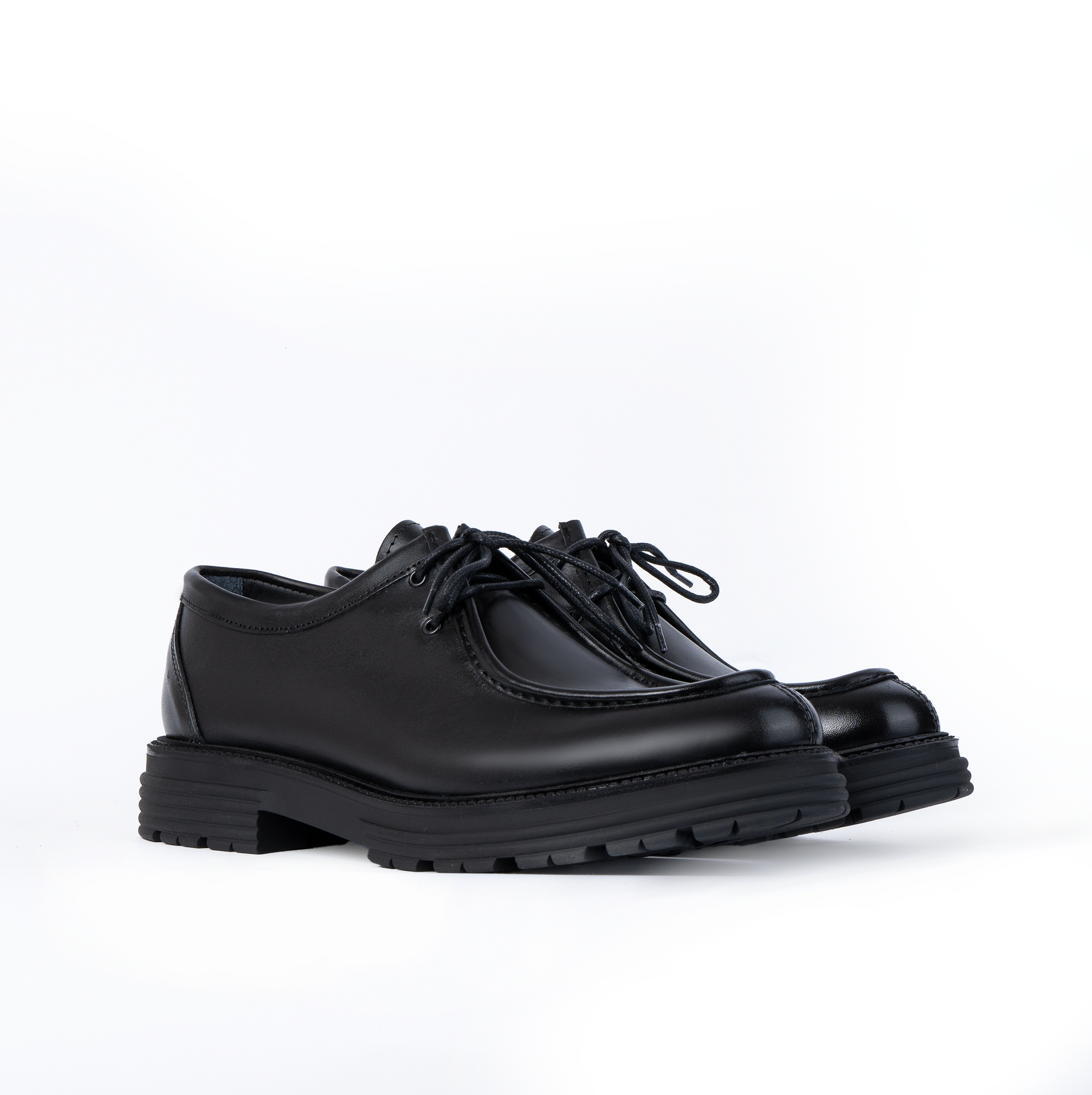 Vector ingeniero con cordones en piel genuina